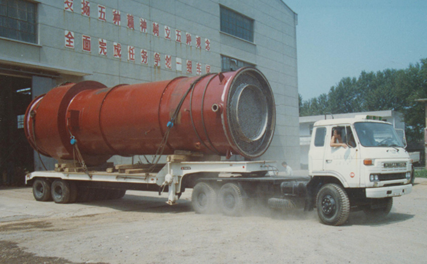 1992年我公司为齐鲁公司氯碱厂制造的四效加热室